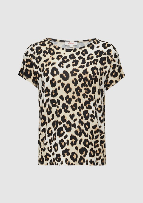 Ein kurzärmeliges Shirt mit Leopardenmuster.