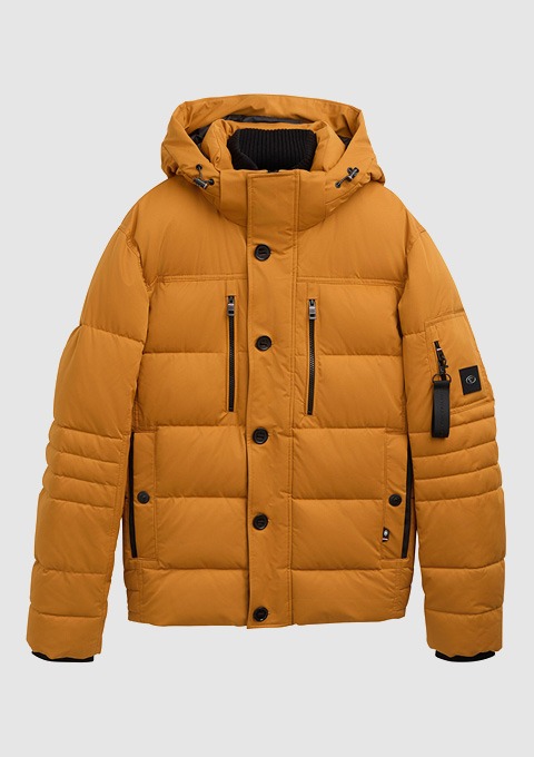 Eine orange Winterjacke mit Kapuze und mehreren Reißverschluss- und Knopftaschen. Eine orange Winterjacke mit Kapuze und mehreren Reißverschluss- und Knopftaschen.