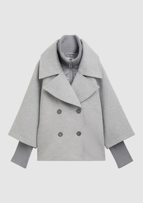 Graue Wolljacke mit doppelter Knopfleiste und weitem Schnitt. Graue Wolljacke mit doppelter Knopfleiste und weitem Schnitt.