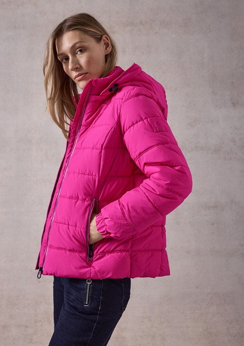 Eine Person trägt eine pinke, gesteppten Jacke und steht seitlich vor einem neutralen Hintergrund. Eine Person trägt eine pinke, gesteppten Jacke und steht seitlich vor einem neutralen Hintergrund.
