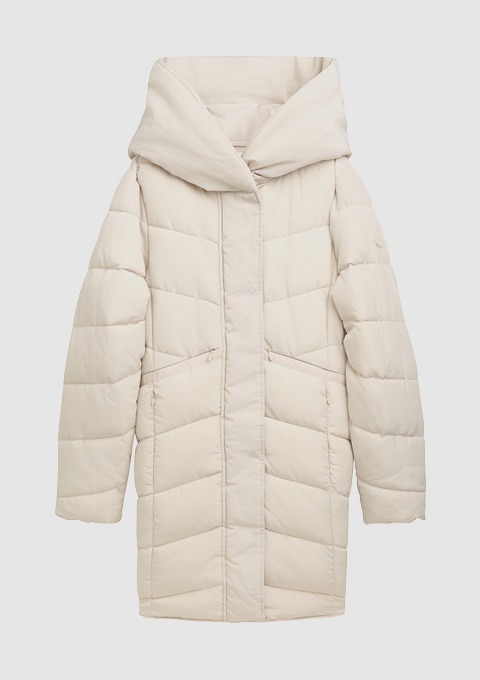 Eine beige, gepolsterte Jacke mit Kapuze. Eine beige, gepolsterte Jacke mit Kapuze.