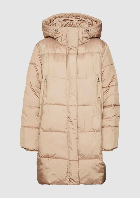 Eine beige, gepolsterte Winterjacke mit Kapuze und Reißverschlusstaschen. Eine beige, gepolsterte Winterjacke mit Kapuze und Reißverschlusstaschen.