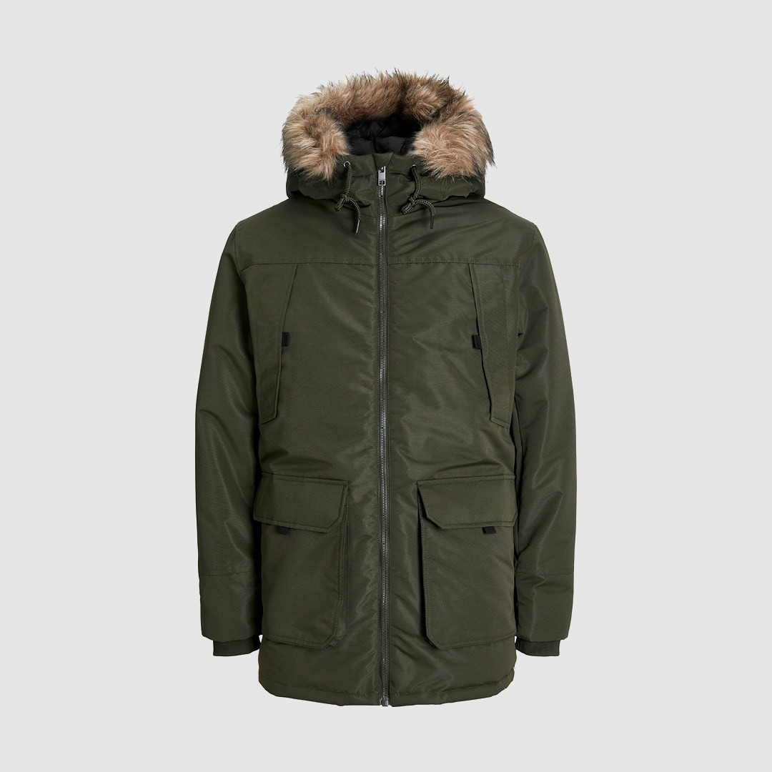 Eine grüne Winterjacke mit Kunstfellkragen. Eine grüne Winterjacke mit Kunstfellkragen.