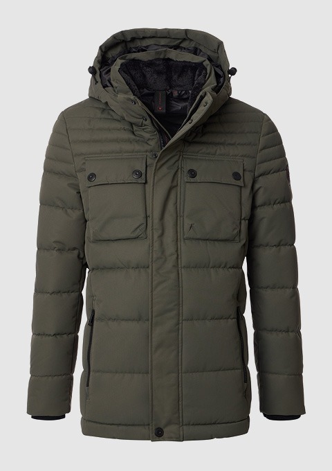 Pufferjacke in Olivgrün mit Kapuze und Druckknöpfen. Pufferjacke in Olivgrün mit Kapuze und Druckknöpfen.