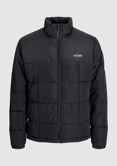 Schwarze, gepolsterte Jacke mit durchgehendem Reißverschluss und Stehkragen. Schwarze, gepolsterte Jacke mit durchgehendem Reißverschluss und Stehkragen.