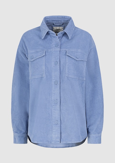 Eine blaue Kordjacke mit Knöpfen und zwei aufgesetzten Taschen.