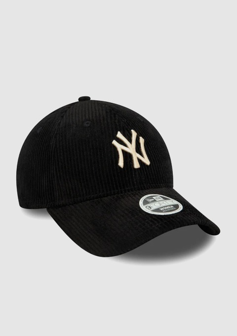 Eine schwarze Baseballmütze aus Kord mit einem weißen Logo.