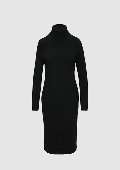 Ein schwarzes, langärmeliges Kleid mit Stehkragen.