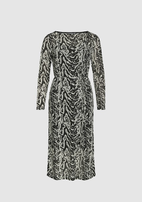 Ein langärmeliges Kleid mit einem schwarz-weißen, tiermusterähnlichen Design.