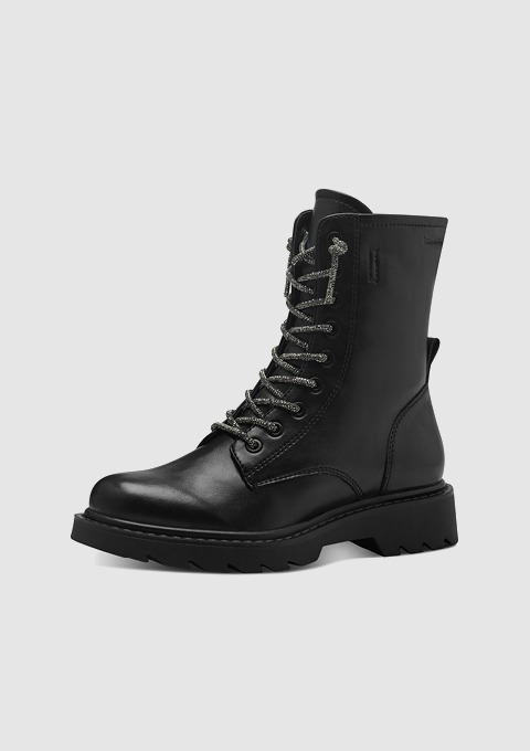 Schwarze, schnürbare Stiefel aus Leder mit grober Sohle.