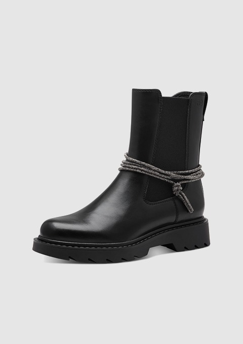 Schwarze Stiefel mit grober Sohle und einer dekorativen Schnur.