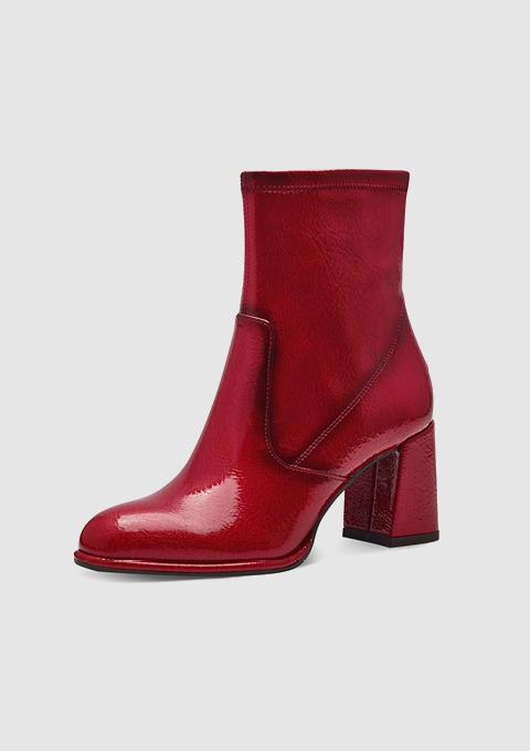 Rote, hochglänzende Stiefelette mit blockähnlichem Absatz.