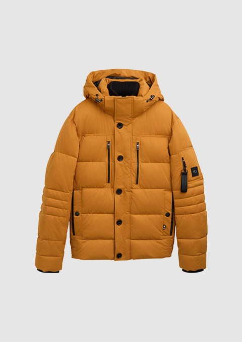 Eine gelbe, gepolsterte Jacke mit Kapuze und mehreren Taschen.