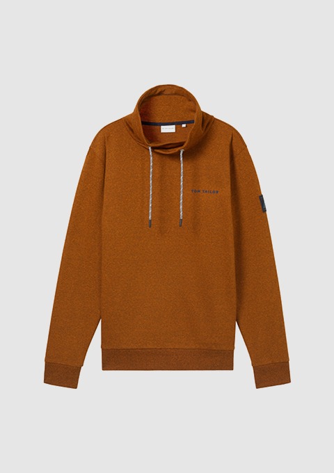 Ein orangefarbener Hoodie mit einem hohen Kragen.