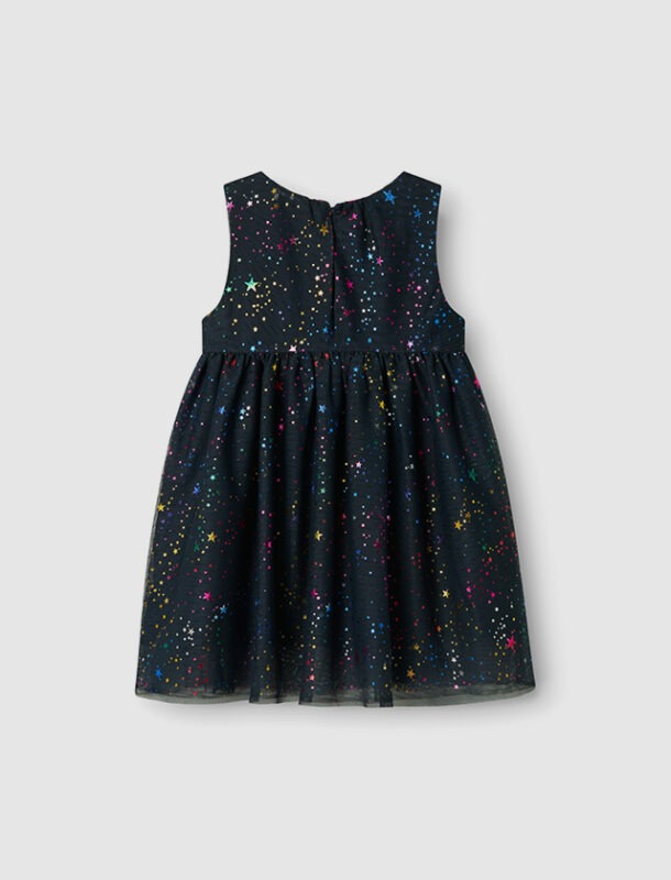 Ein schwarzes Kleid mit bunten Sternen, Ansicht von hinten.