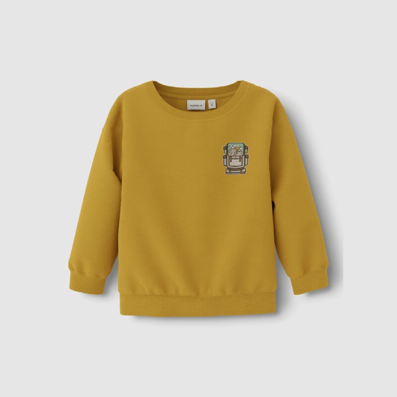 Ein gelber Sweatshirt mit einem kleinen Aufdruck auf der Brust.