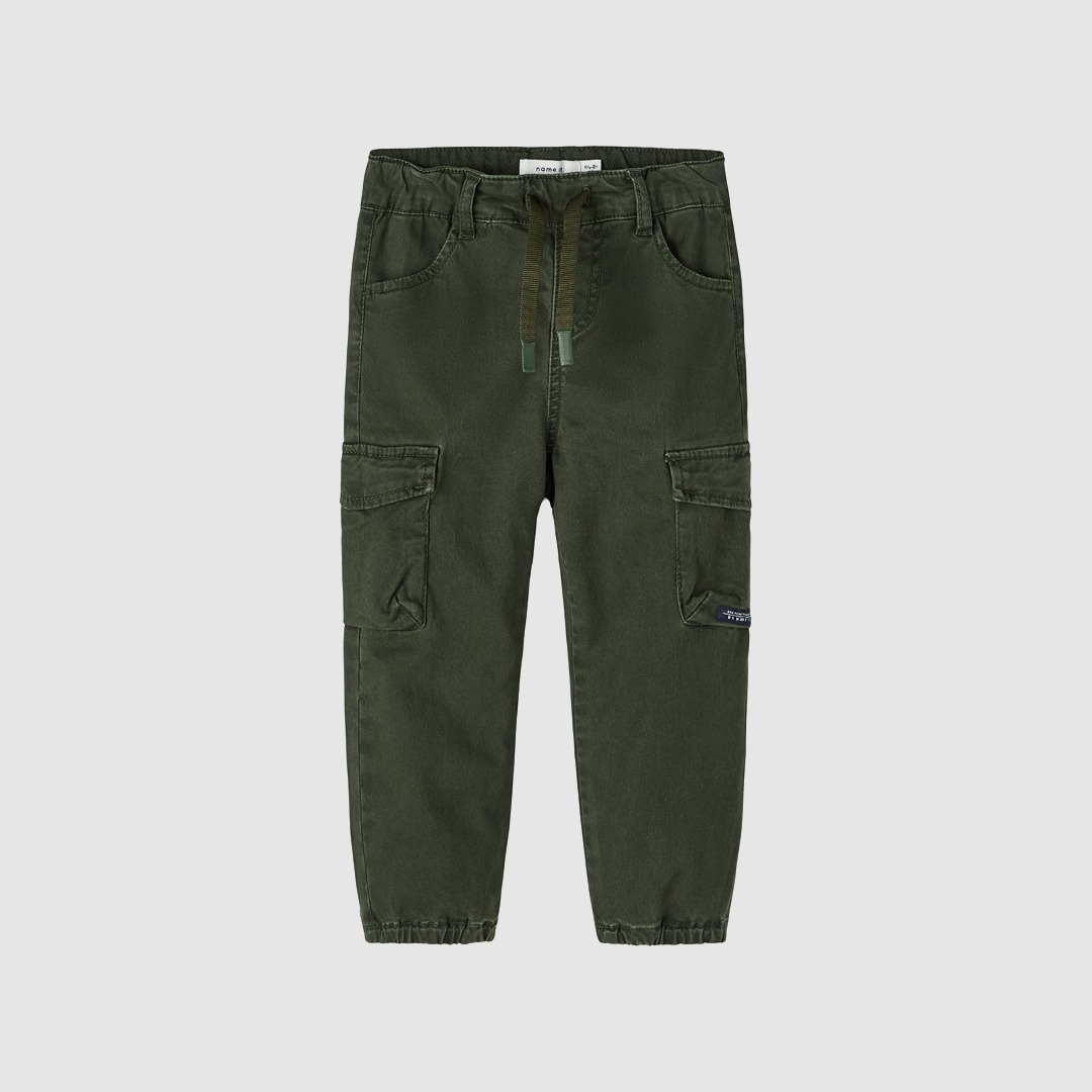 Eine grüne Cargohose mit elastischem Bund und Taschen an den Seiten.