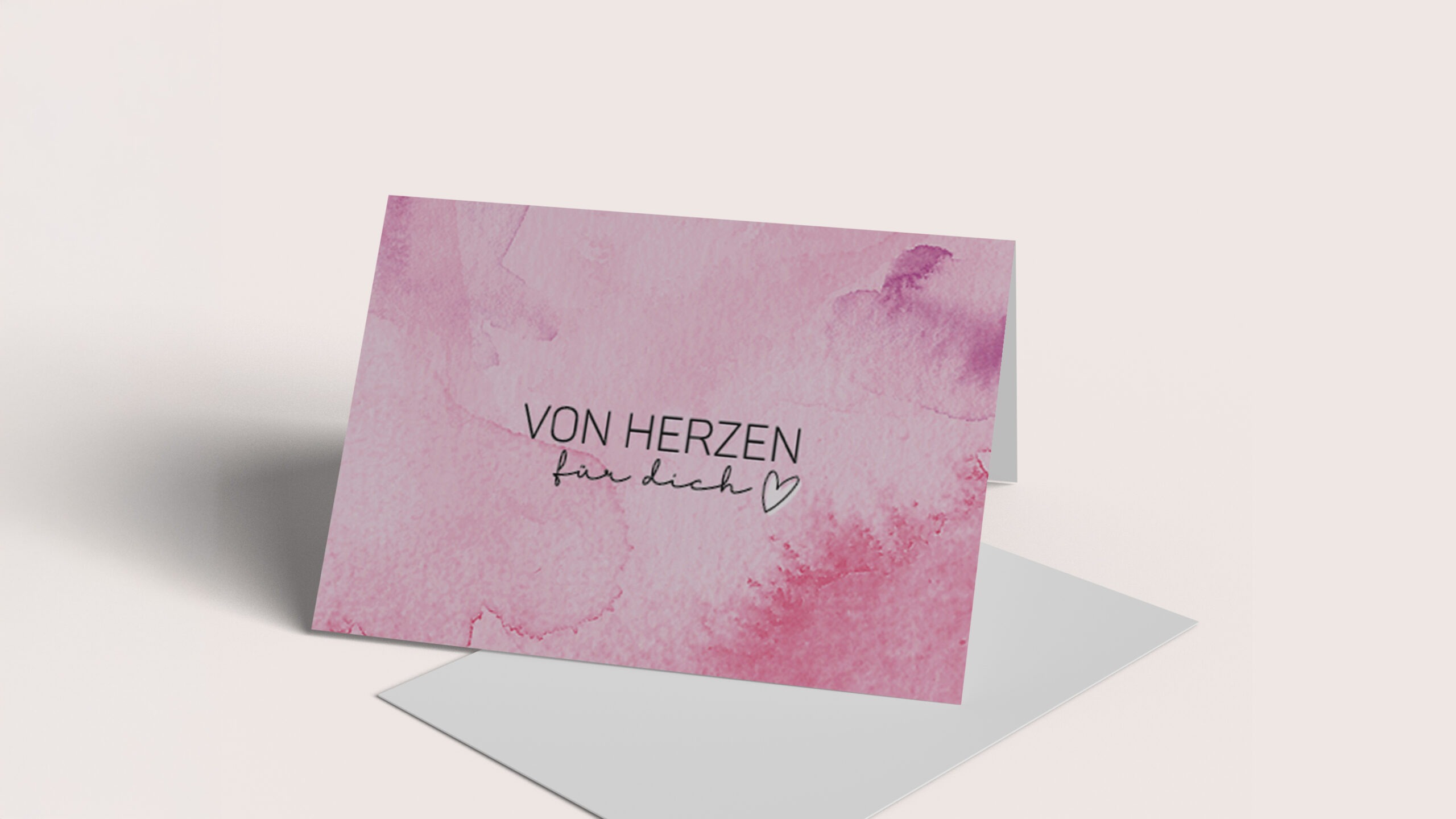 Eine Klappkarte in Rosa mit dem Text "VON HERZEN für dich" und einem Herz-Symbol.