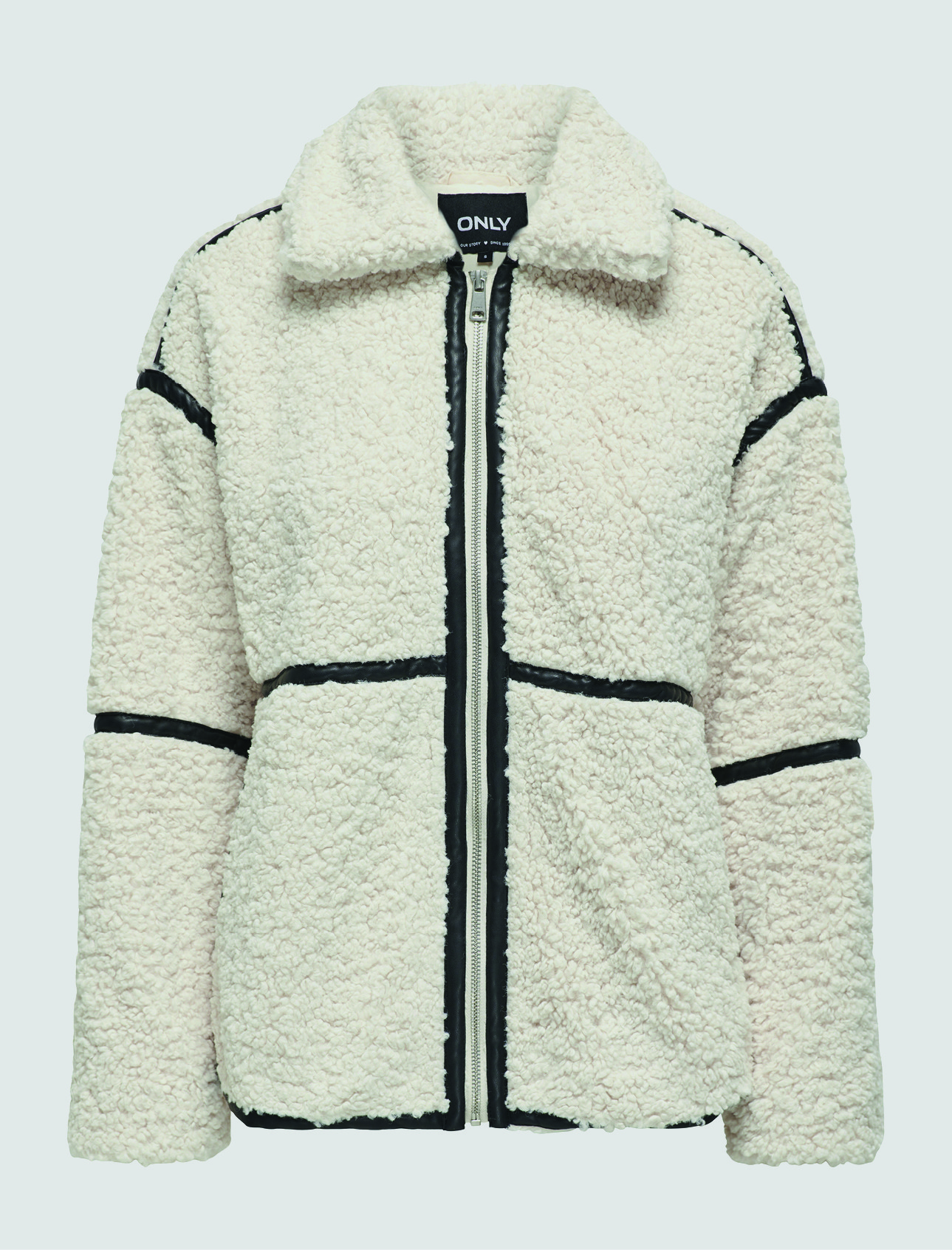 Eine weiĂe, flauschige Jacke mit schwarzem ReiĂverschluss und dekorativen schwarzen NĂ€hten. Eine weiĂe, flauschige Jacke mit schwarzem ReiĂverschluss und dekorativen schwarzen NĂ€hten.