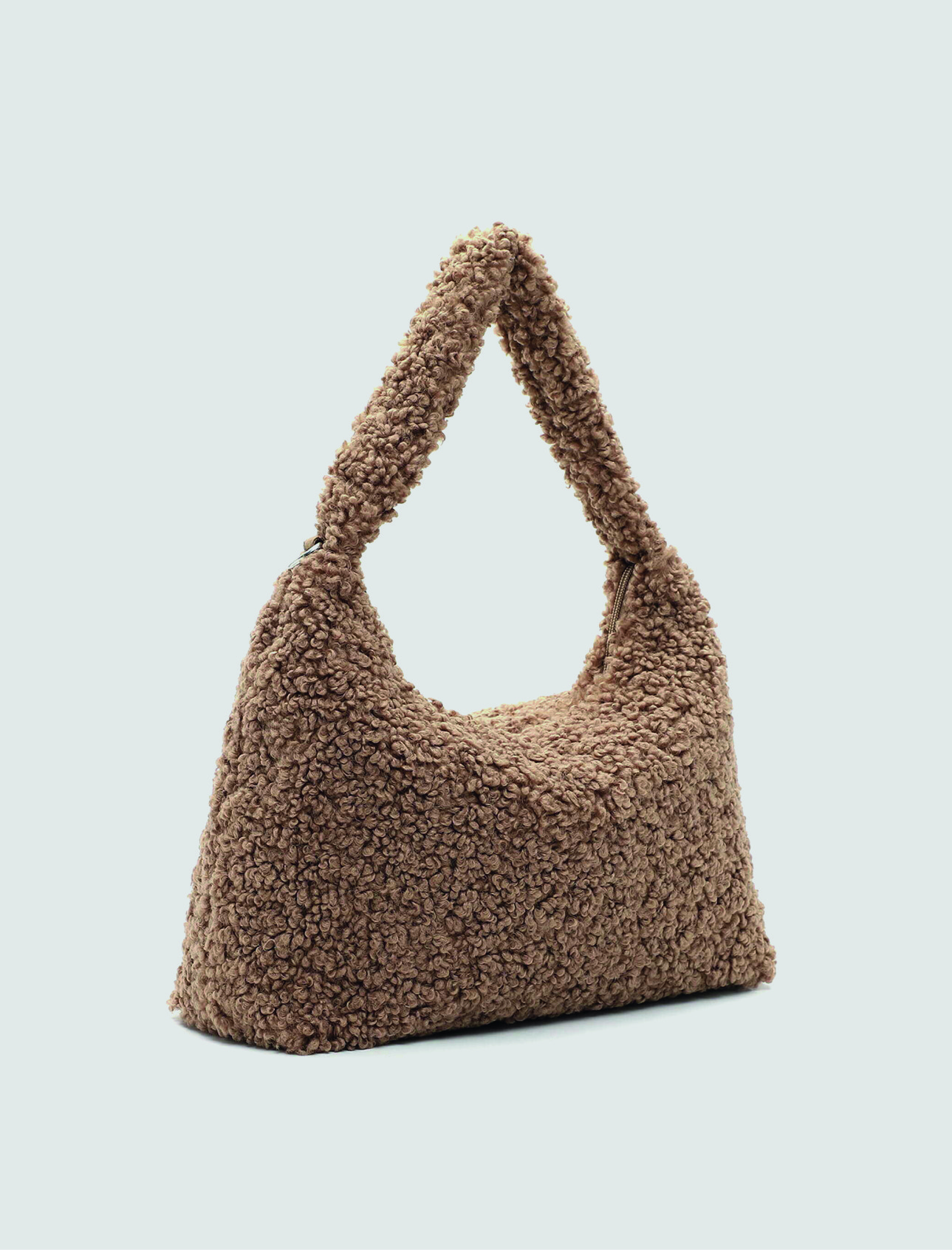 Eine braune, plĂŒschige Handtasche. Eine braune, plĂŒschige Handtasche.