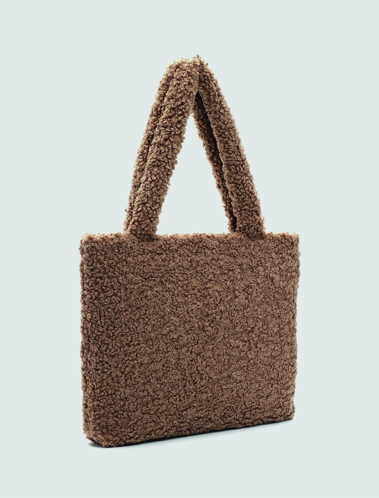 Eine braune Handtasche aus weichem, gestepptem Material. Eine braune Handtasche aus weichem, gestepptem Material.