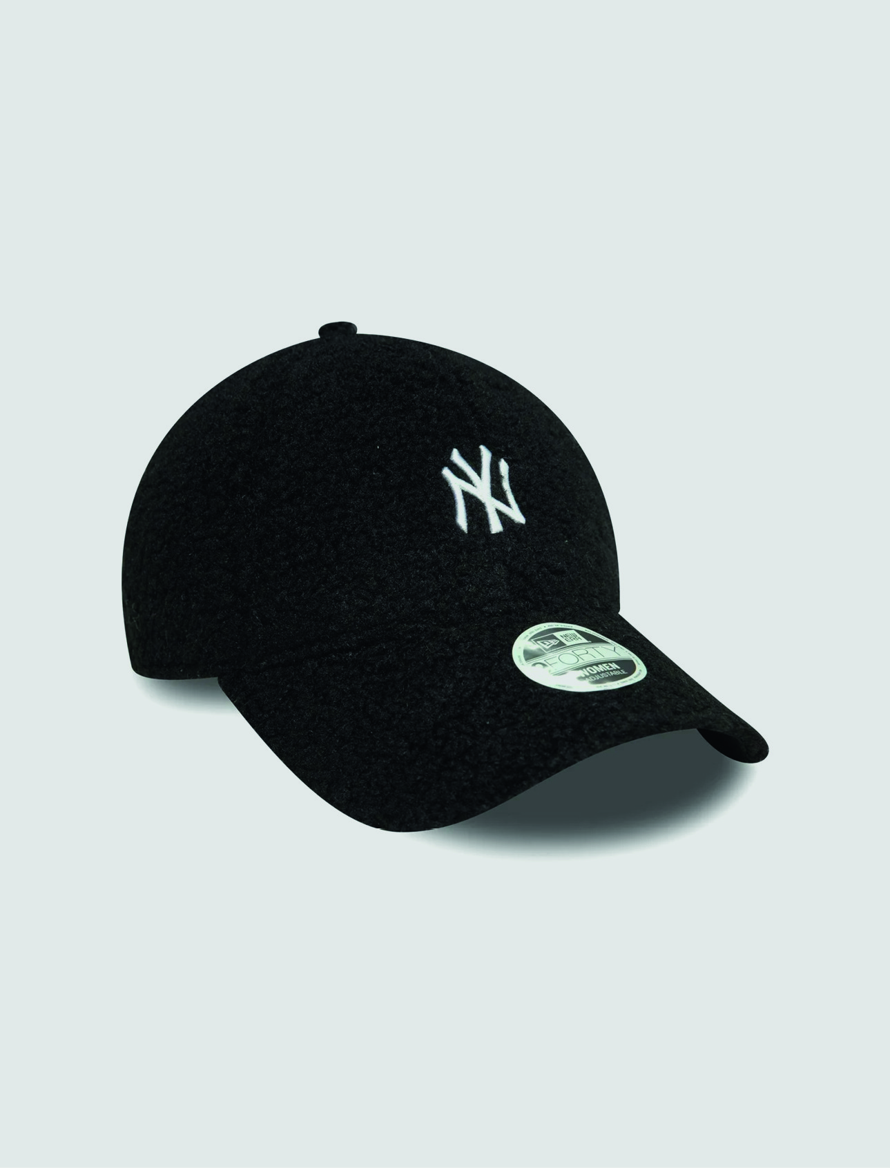 Schwarze Baseballkappe mit weiĂem NY-Logo. Schwarze Baseballkappe mit weiĂem NY-Logo.