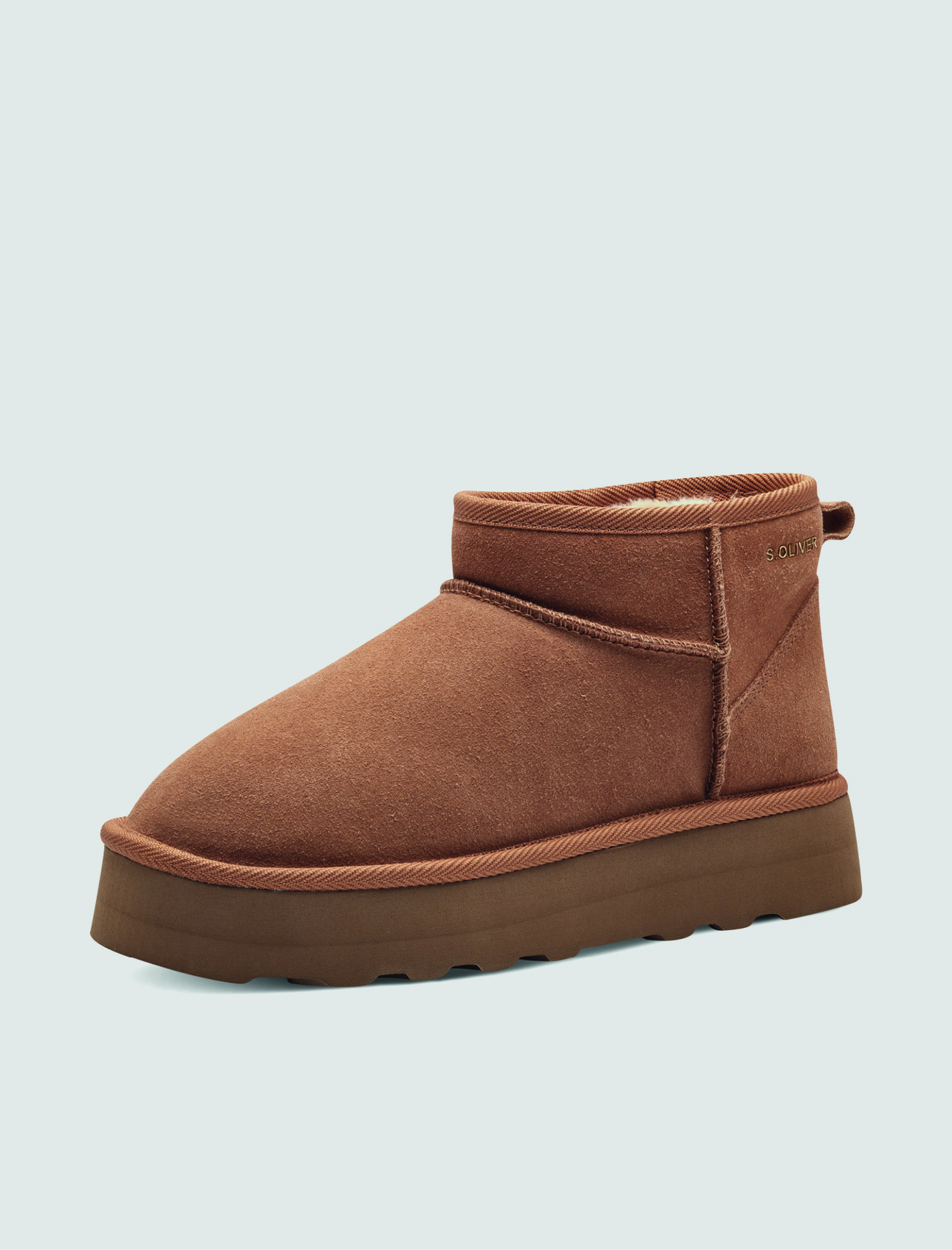 Brauner Stiefel mit flacher Sohle. Brauner Stiefel mit flacher Sohle.