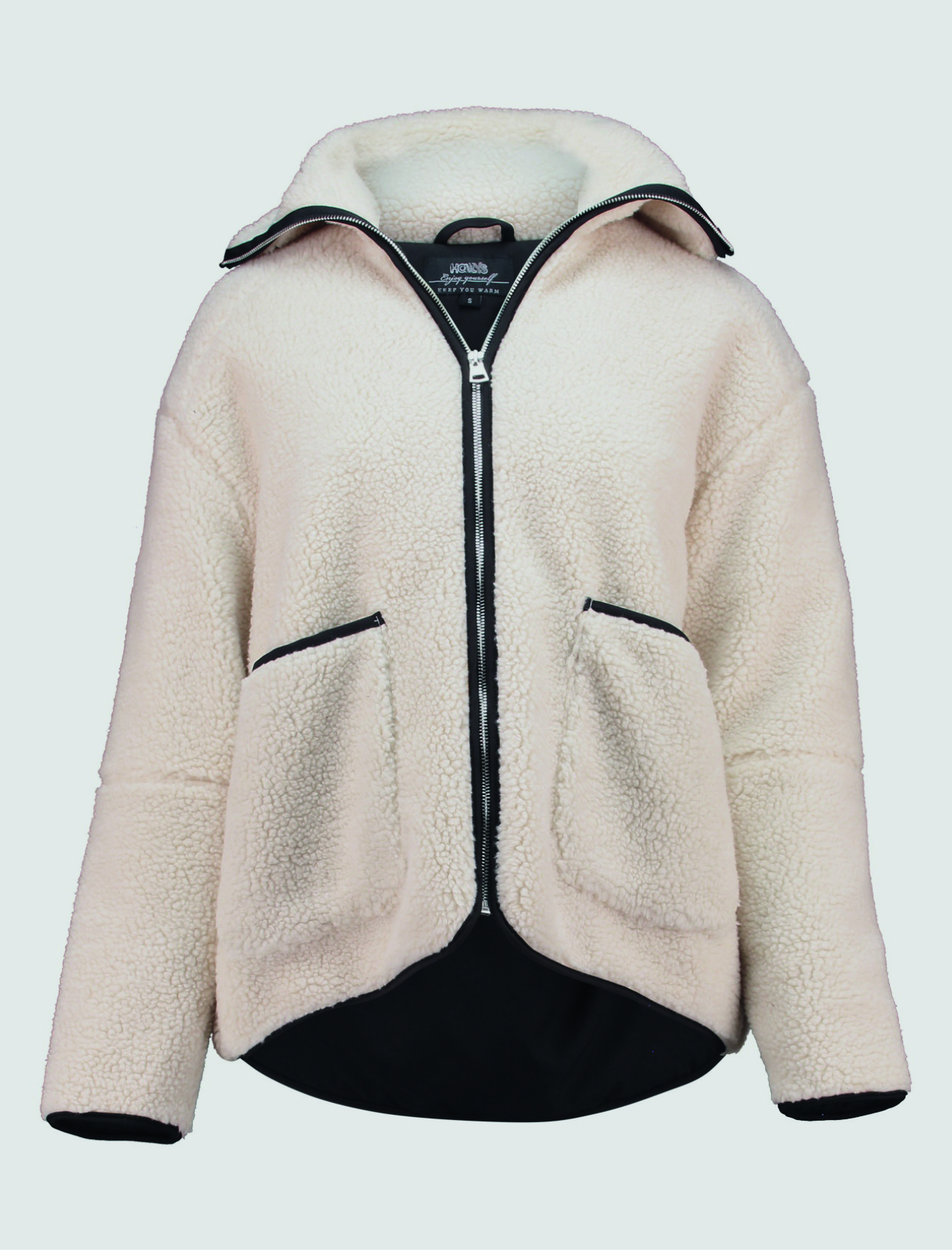 Eine hellbeige Fleecejacke mit Kapuze und ReiĂverschluss, ausgestattet mit zwei groĂen Taschen. Eine hellbeige Fleecejacke mit Kapuze und ReiĂverschluss, ausgestattet mit zwei groĂen Taschen.