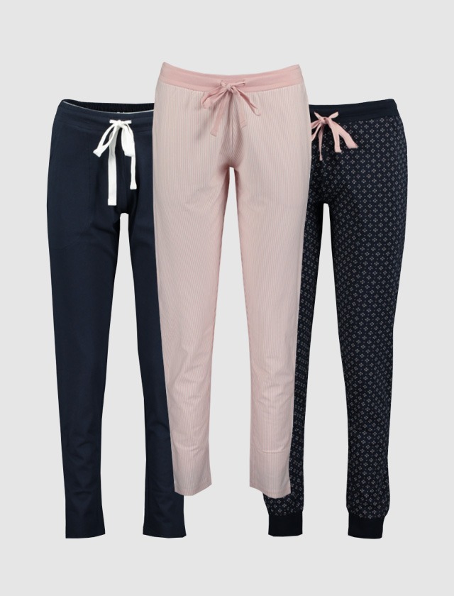 Drei Paar Damen-Hosen in unterschiedlichen Farben: eine navyfarbene, eine gestreifte rosa und eine marineblaue mit Muster. Drei Paar Damen-Hosen in unterschiedlichen Farben: eine navyfarbene, eine gestreifte rosa und eine marineblaue mit Muster.