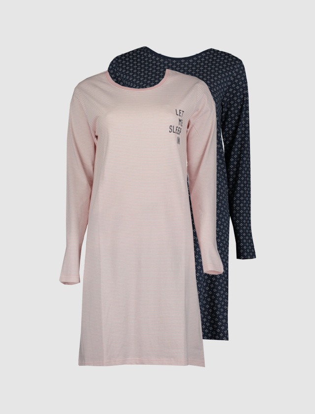 Zwei Nachthemden, eines pink mit Streifen und dem Aufdruck „LET ME SLEEP“, das andere dunkelblau mit einem Muster. Zwei Nachthemden, eines pink mit Streifen und dem Aufdruck "LET ME SLEEP", das andere dunkelblau mit einem Muster.