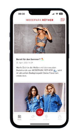Handybildschirm mit der Modepark Röther App, zeigt Bademode und Modellbilder.