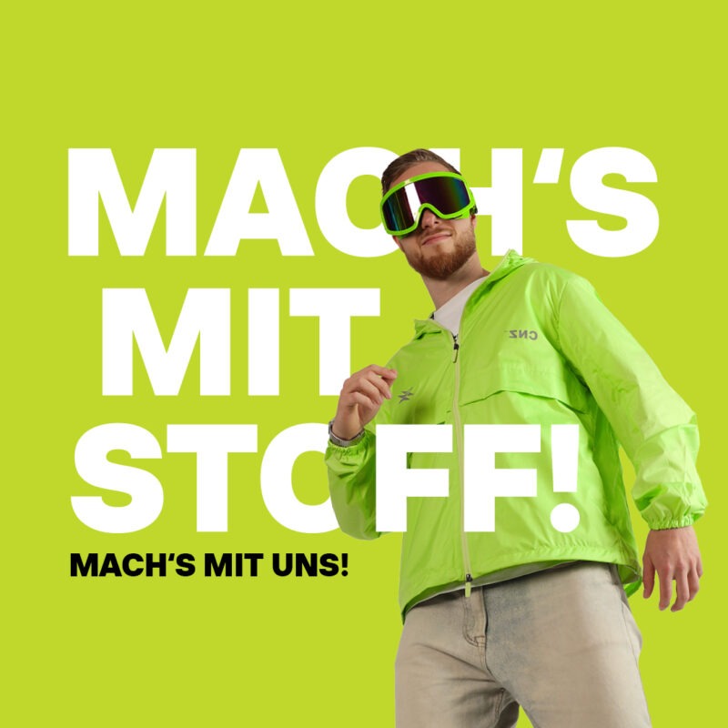 Ein Mann in einer leuchtend grünen Jacke trägt eine Skibrille vor einem grünen Hintergrund. Der Text „MACH’S MIT STOFF!“ und „MACH’S MIT UNS!“ ist prominent platziert. Ein Mann in einer leuchtend grünen Jacke trägt eine Skibrille vor einem grünen Hintergrund. Der Text "MACH'S MIT STOFF!" und "MACH'S MIT UNS!" ist prominent platziert.