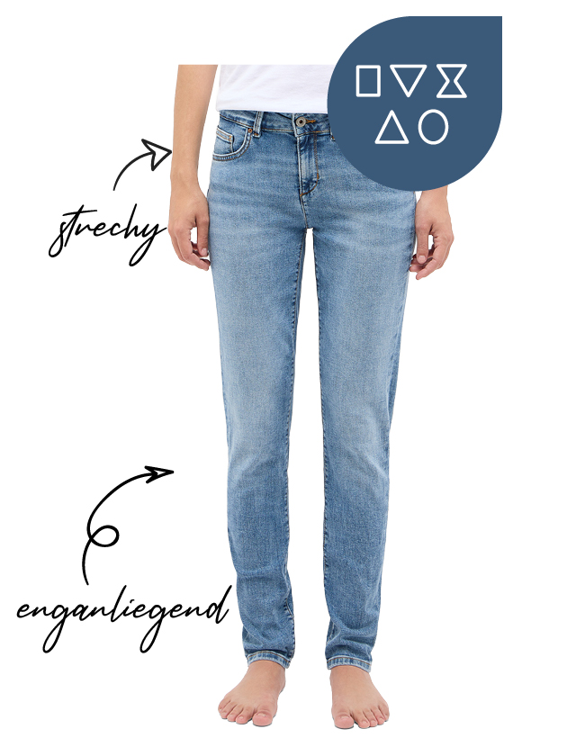 Eine Frau trägt eine blaue enganliegende Skinny-Jeans und ein weißes T-Shirt. Eine Frau trägt eine blaue enganliegende Skinny-Jeans und ein weißes T-Shirt.