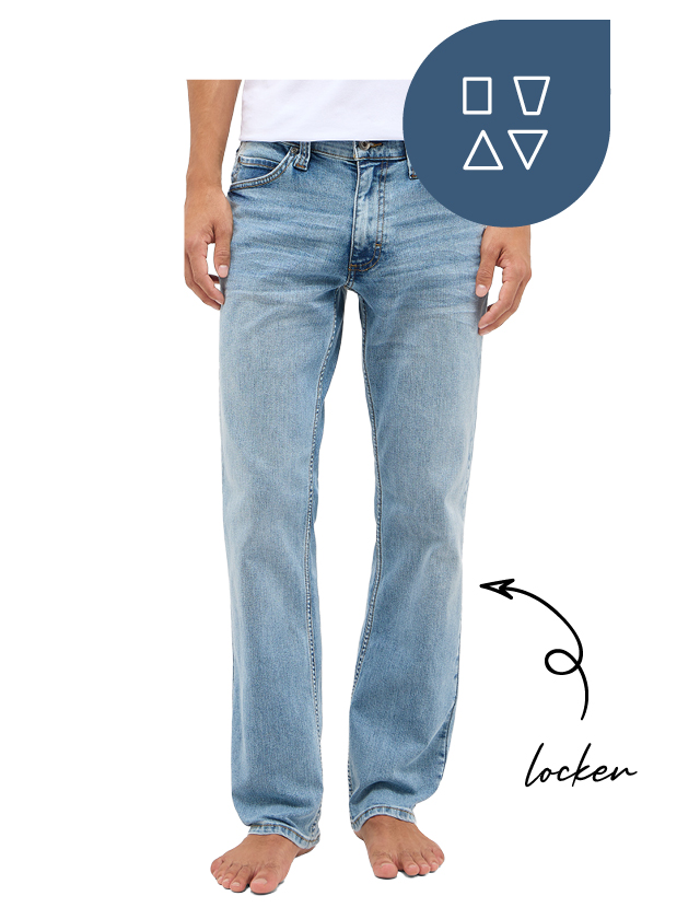 Ein Mann trägt eine blaue Straight-Jeans mit lockerem Bein und ein weißes T-Shirt. Ein Mann trägt eine blaue Straight-Jeans mit lockerem Bein und ein weißes T-Shirt.