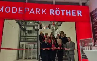 Den offiziellen Startschuss gaben Volker Meyer (CSO/CMO von MODEPARK RÖTHER), Zilan Ünlüyasar (Stellvertretende Filialleitung MODEPARK RÖTHER Karlsruhe), Stephanie Lenk (Filialleiterin MODEPARK RÖTHER Karlsruhe) und Christian Lasch (Regionaler Verkaufsleiter), die symbolisch das rote Band durchtrennten.