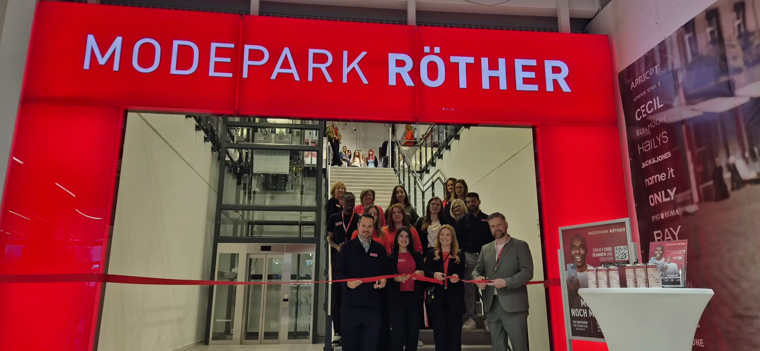 Den offiziellen Startschuss gaben Volker Meyer (CSO/CMO von MODEPARK RÖTHER), Zilan Ünlüyasar (Stellvertretende Filialleitung MODEPARK RÖTHER Karlsruhe), Stephanie Lenk (Filialleiterin MODEPARK RÖTHER Karlsruhe) und Christian Lasch (Regionaler Verkaufsleiter), die symbolisch das rote Band durchtrennten.