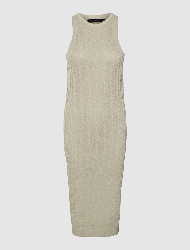 Ein schmal geschnittenes, ärmelloses Kleid in hellem Beige mit strukturiertem Muster.