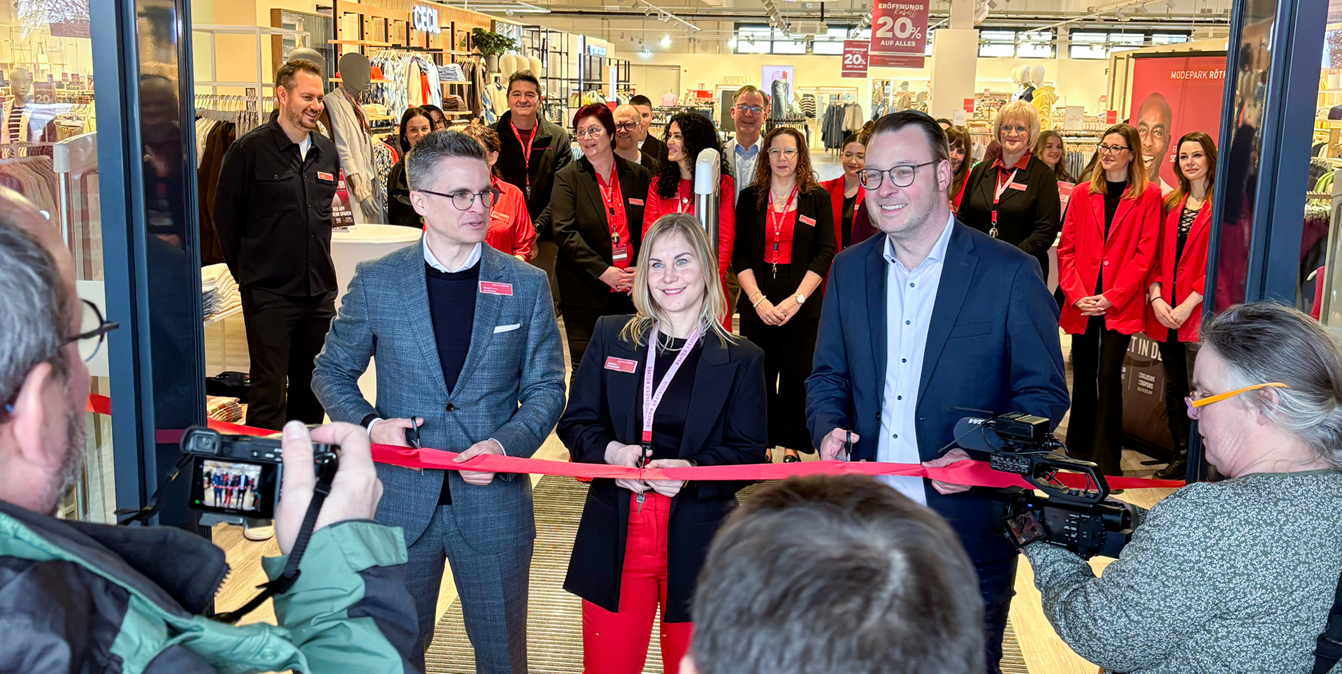 Feierliche Eröffnung Modepark Röther Filialen in Brakel. Mit CEO Fabian Messner, Filialleiterin Nathalie Borchert und Bürgermeister Stadt Brakel Alexander Kleinschmidt (v.l.n.r.).
