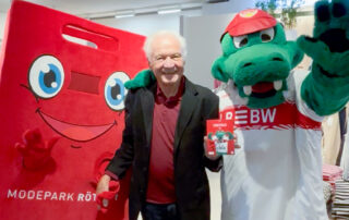 Prominente Gäste bei den Kindertagen. Röthi, das neue Maskottchen von Modepark Röther, Seniorchef Martin Röther und das VFB Fritzle.