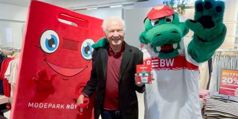 Prominente Gäste bei den Kindertagen. Röthi, das neue Maskottchen von Modepark Röther, Seniorchef Martin Röther und das VFBFritzle. Prominente Gäste bei den Kindertagen. Röthi, das neue Maskottchen von Modepark Röther, Seniorchef Martin Röther und das VFB Fritzle.