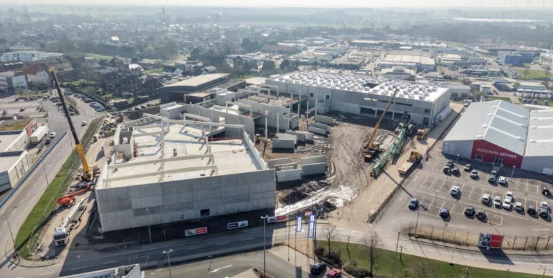 Der HÜ CENTER Neubau entsteht in moderner Betonsandwichkonstruktion mit strukturierter Oberfläche und greift mit seiner Farbgestaltung die traditionellen Röther-Farben auf. Der HÜ CENTER Neubau entsteht in moderner Betonsandwichkonstruktion mit strukturierter Oberfläche und greift mit seiner Farbgestaltung die traditionellen Röther-Farben auf.