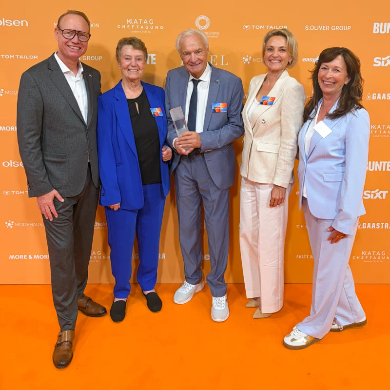 Familie Röther (v.l.n.r: Thomas Röther, Margit Röther, Martin Röther, Annabell Röther und Karin Röther) nahm im Rahmen der KATAG-Cheftagung 2026 in Bielefeld die Auszeichnung für seine „Unternehmerische Leistung“ entgegen.