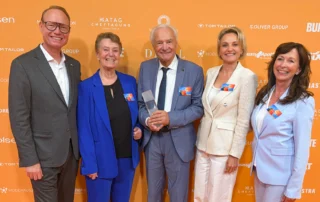 Familie Röther (v.l.n.r: Thomas Röther, Margit Röther, Martin Röther, Annabell Röther und Karin Röther) nahm im Rahmen der KATAG-Cheftagung 2026 in Bielefeld die Auszeichnung für seine "Unternehmerische Leistung" entgegen.