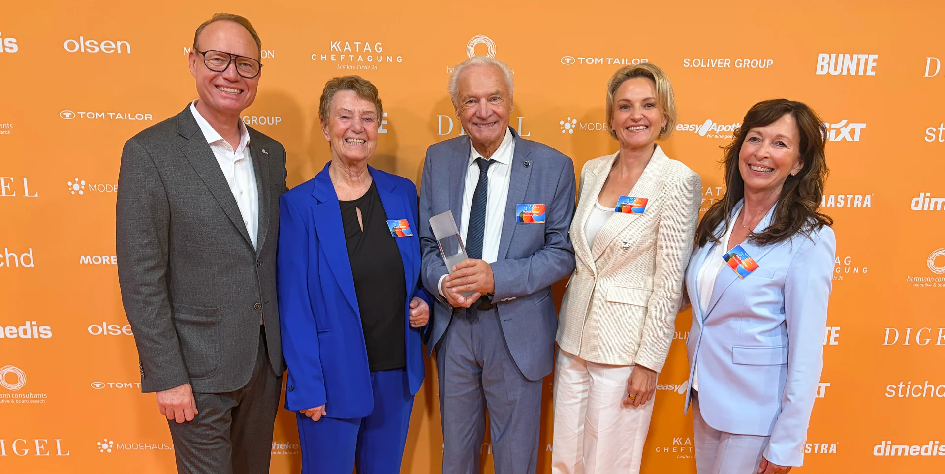 Familie Röther (v.l.n.r: Thomas Röther, Margit Röther, Martin Röther, Annabell Röther und Karin Röther) nahm im Rahmen der KATAG-Cheftagung 2026 in Bielefeld die Auszeichnung für seine "Unternehmerische Leistung" entgegen.
