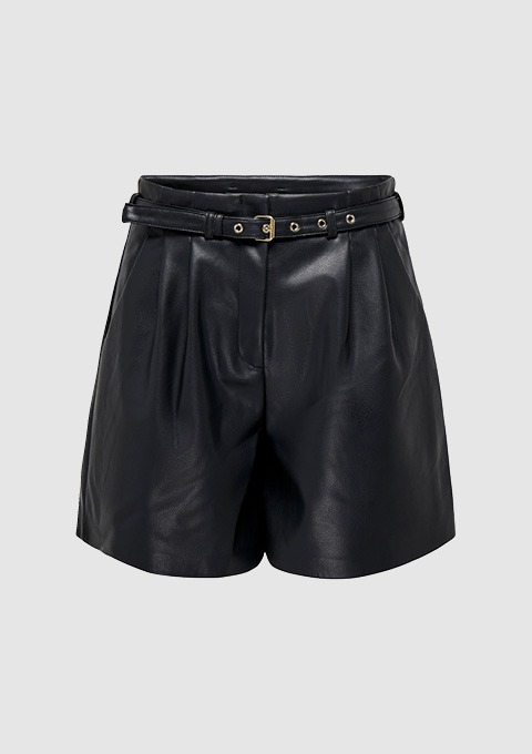 Schwarze Leder-Shorts mit Gürtel und Falten.