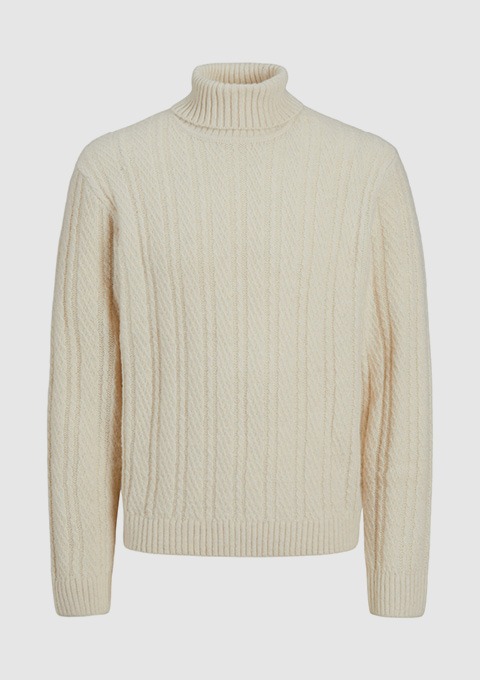 Ein weißer, gestrickter Rollkragenpullover.