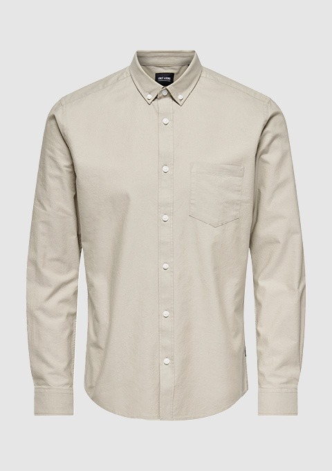 Beige Hemd mit Button-Down-Kragen und einer Brusttasche.