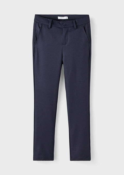 Dunkelblaue Hose mit Taschen und einem Knopfverschluss.