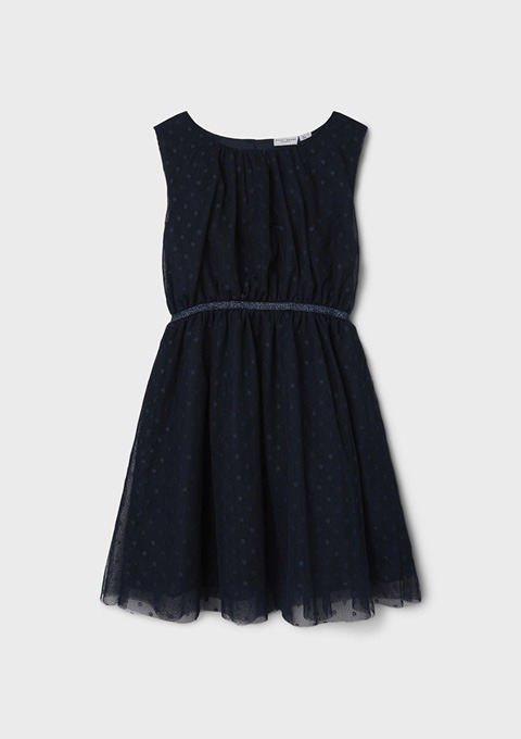 Ein dunkelblaues Kleid mit ärmellosem Design und Gürtel.