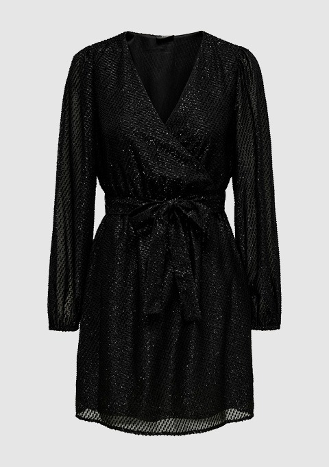 Ein schwarzes Kleid mit Glitzer, V-Ausschnitt und langen Ärmeln, Taillierung durch einen Gürtel.